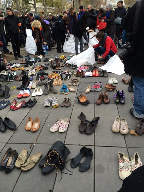 Les chaussures defilent a la place des gens